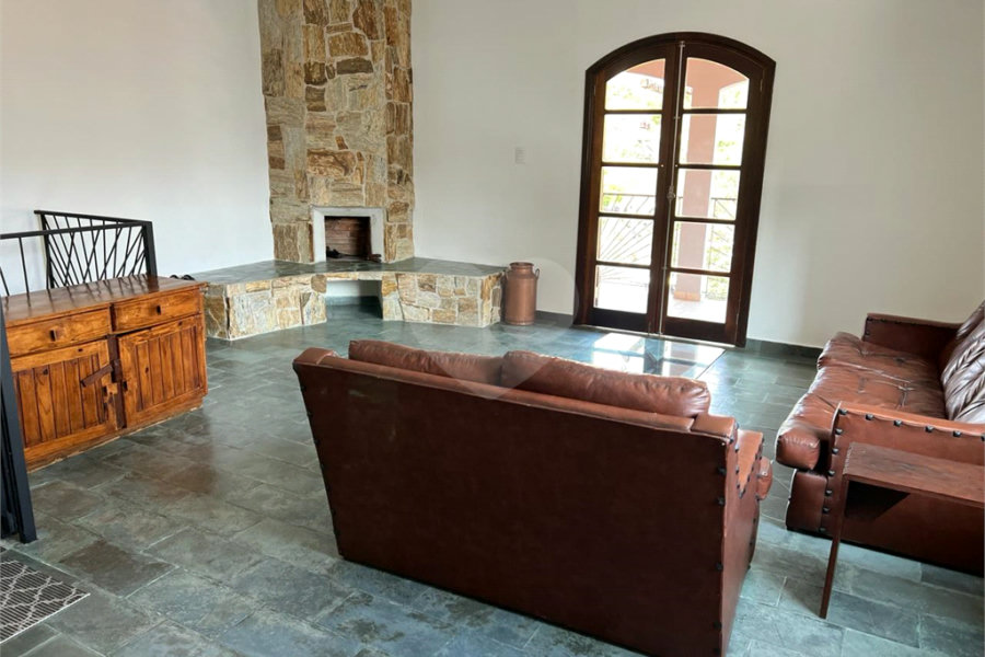 Casa à venda com 4 quartos, sendo 2 suítes,  no Centro, Serra Negra, SP