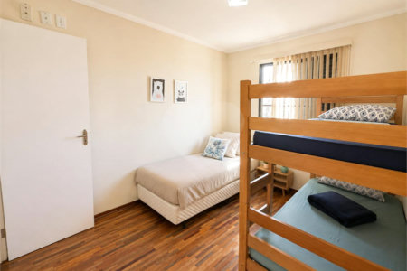 Apartamento á venda no centro com dois dormitórios e sacada.
