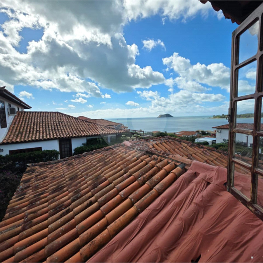 Casa à Venda em Condomínio Pé na Areia na Praia Rasa em Búzios com Vista para o Mar