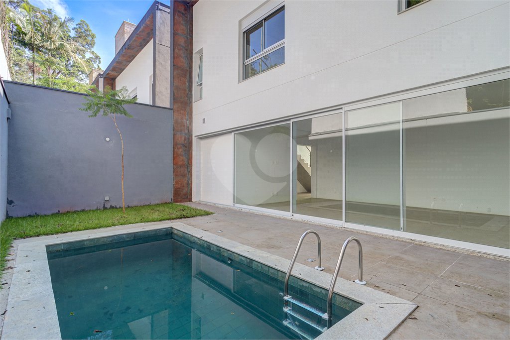 Casa à venda ou para alugar com 3 suítes no condomínio Jardim Flora, São Paulo - SP