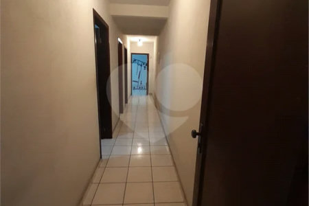 Casa com 250m², 4 dormitórios, 2 vagas.
