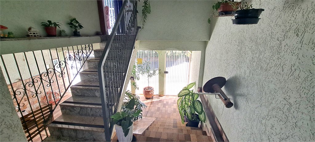 Casa no Jardim Medeiros ampla com 3 dormitórios bem distribuída