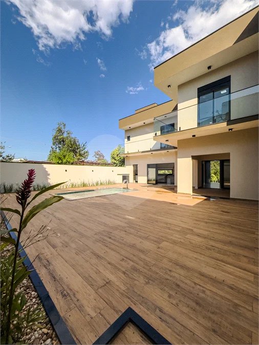 Indaiatuba - Condomínio Milano - Sobrado - 350 m² de terreno - 240 m² de área construída - 4 vagas de garagem, sendo 2 cobertas - Salas de estar e jantar integradas - 3 suítes com closet e varanda no pavimento superior - Escritório no térreo - Espaço gourmet com churrasqueira - Banheiro externo
