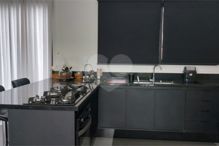 Casa à venda ou para alugar com 4 quartos, sendo 3 suítes, no condomínio Figueira Garden, Atibaia - SP