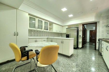 Apartamento Alto Padrão Frente Mar com 4 Dormitórios, 3 Suítes e 3 Vagas na Orla de Santos