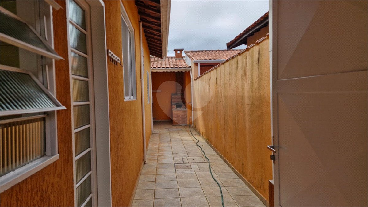 Casa para alugar com 3 quartos, sendo 1 suíte, no condomínio Santa Mônica, Atibaia - SP