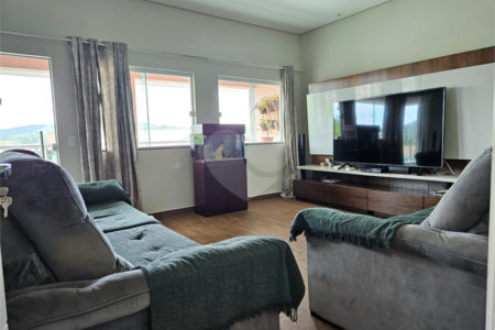 Casa à venda com 4 quartos, sendo 1 suíte,  no condomínio Jardim Shangri-lá, Atibaia - SP