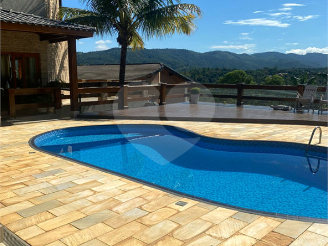 Casa à venda com 5 quartos, sendo 4 suítes,  no condomínio Lago do Imperador, Mairiporã - SP