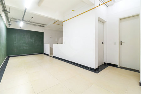 Casa à venda com 4 quartos, sendo 2 suítes, no condomínio Vila das Andorinhas, São Paulo - SP
