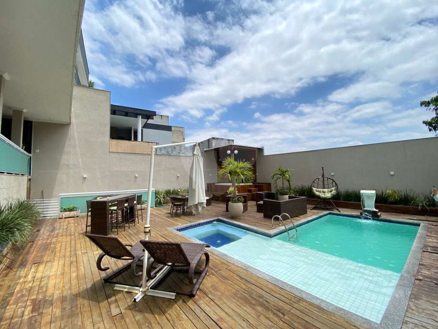 Casa à venda com 5 quartos, sendo 4 suítes, no condomínio Mansões da Prata, Rio de Janeiro - RJ