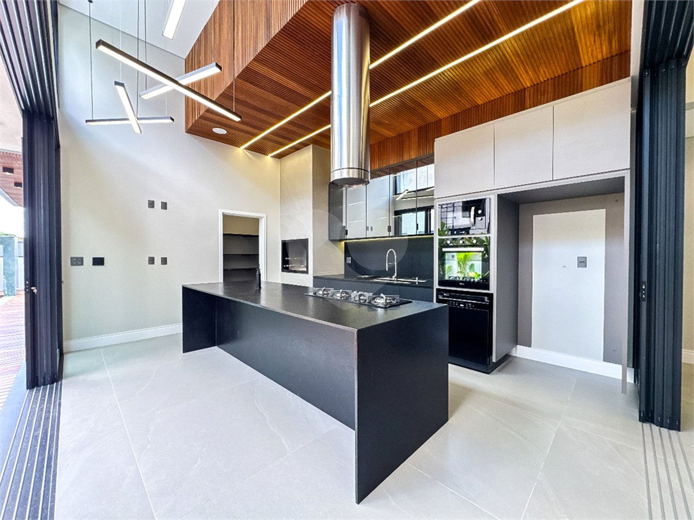 Casa à venda com 3 suítes no condomínio Villa dos Pinheiros, Indaiatuba - SP