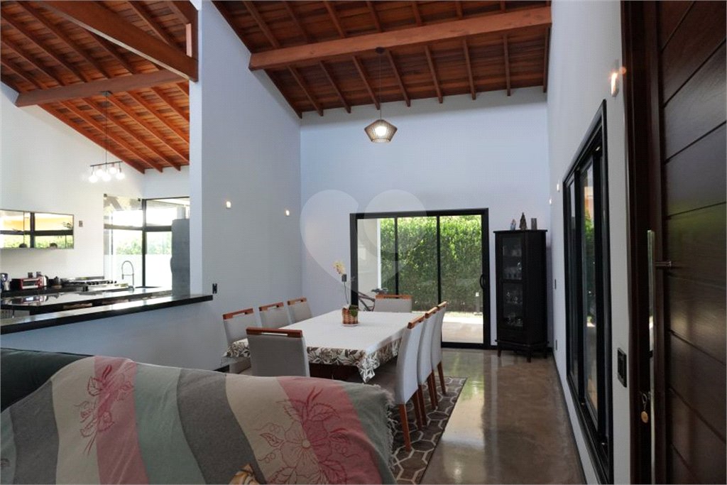 Casa à venda com 4 quartos, sendo 2 suítes, no condomínio Primavera, Salto - SP