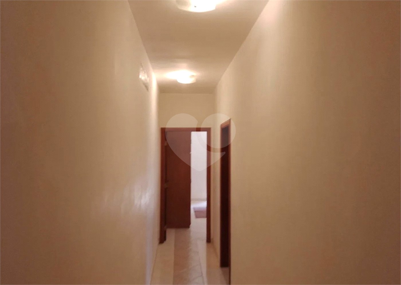 Casa à venda com 4 quartos, sendo 1 suíte, no condomínio Quinta da Cachoeira, Embu das Artes - SP