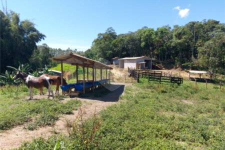 Sítio à venda com 5 quartos, sendo 1 suíte,  em Área Rural de Tapiraí, Tapiraí, SP