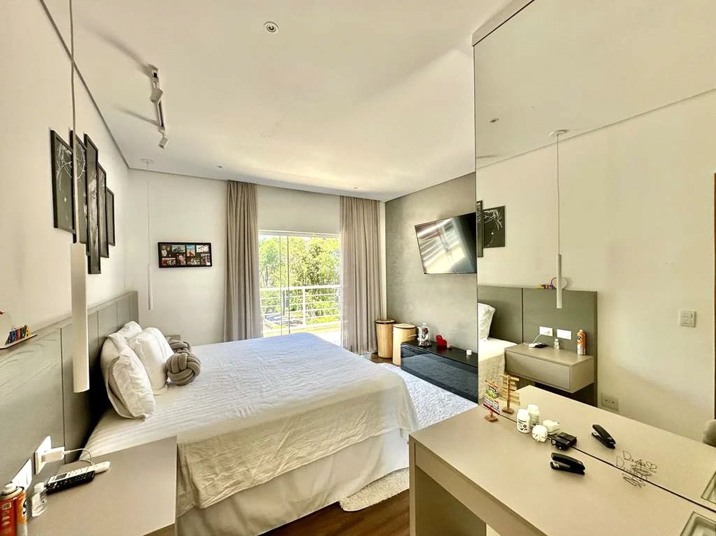 Casa à venda com 4 quartos, sendo 3 suítes,  no condomínio Vilarejo, Carapicuíba - SP