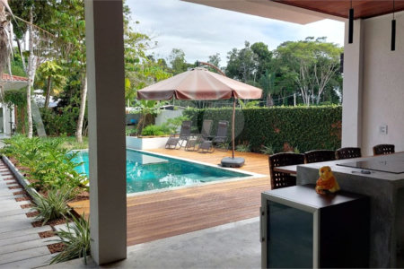 Casa à venda com 2 quartos, sendo 1 suíte, no Centro, Santa Cruz Cabrália, BA