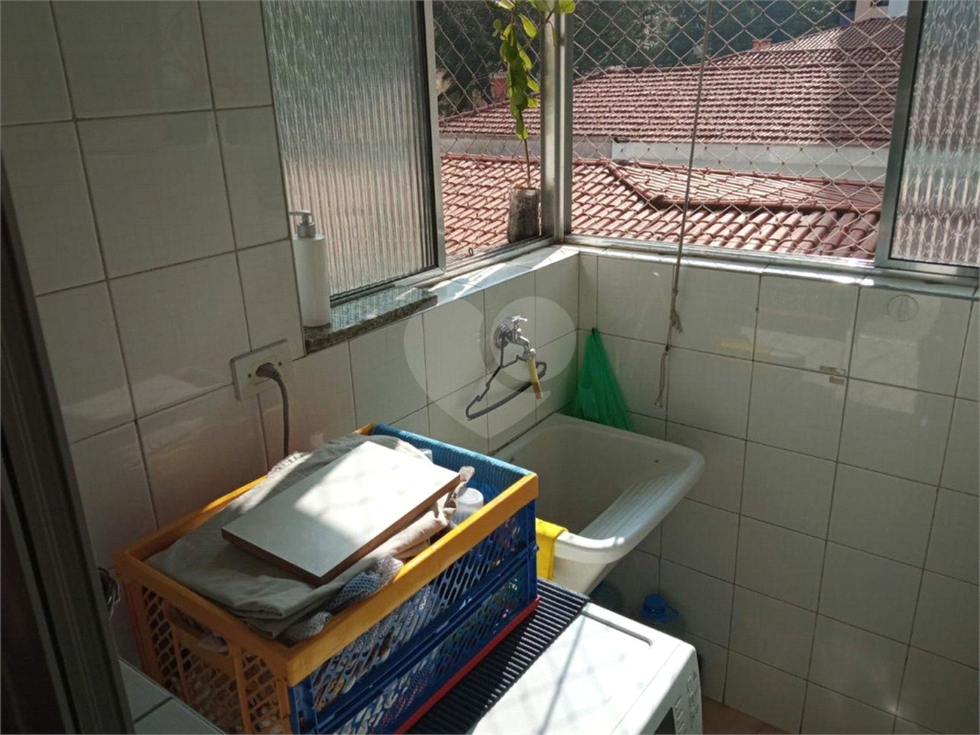 Lindo apartamento, muito bem conservado, com bom espaço interno.