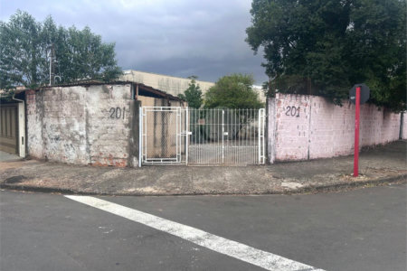 Terreno já cimentado a venda no Jockey Club