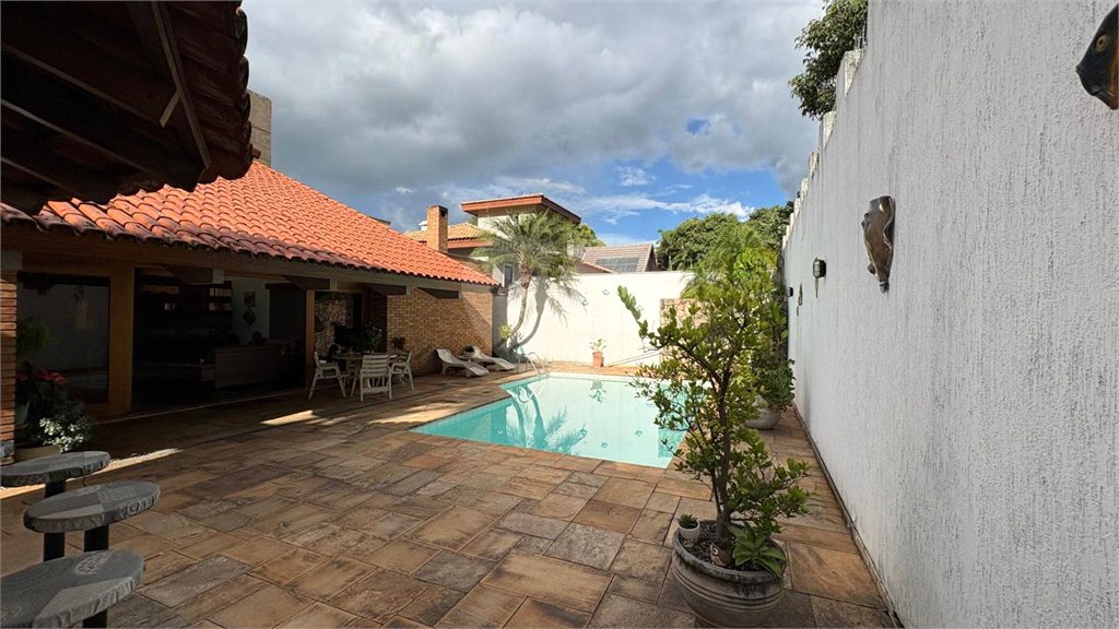 Casa à venda com 5 quartos, sendo 2 suítes,  no condomínio Village D'avignon, Sorocaba - SP