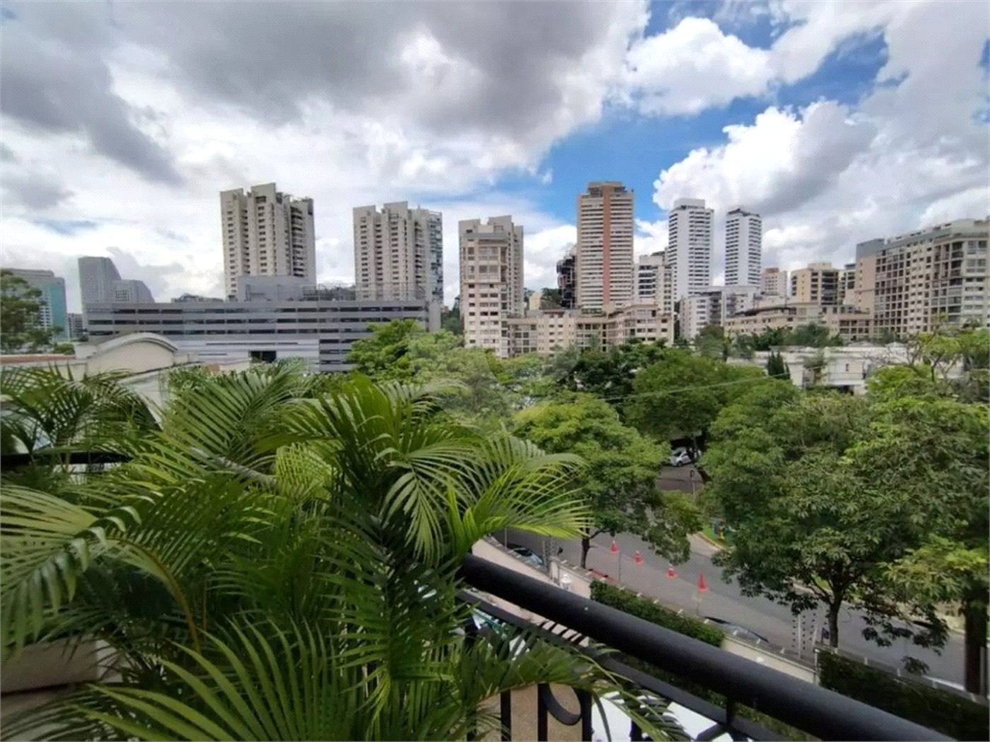 Casa à venda ou para alugar com 4 suítes no condomínio Solares Vila Europa, São Paulo - SP