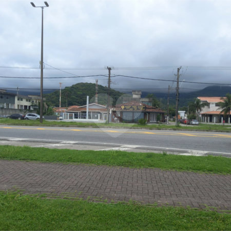Sobrado à venda com 2 quartos, sendo 1 suíte, em Estância Balneária Hawai, Caraguatatuba, SP