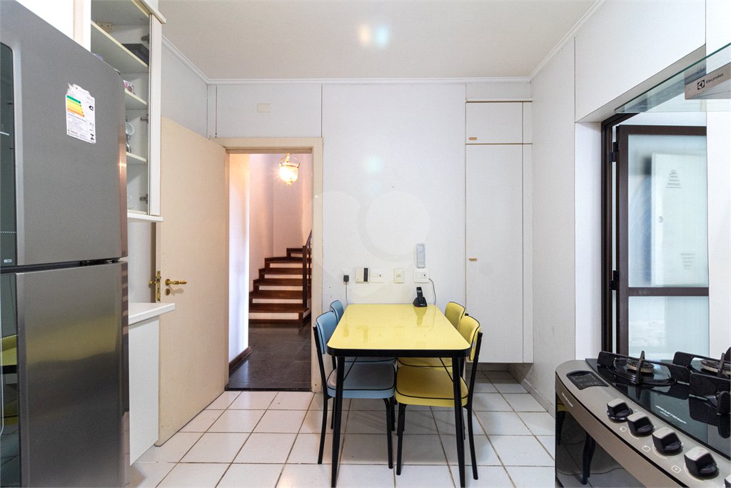 Casa à venda com 4 quartos, sendo 2 suítes,  no condomínio Vila das Flores, São Paulo - SP