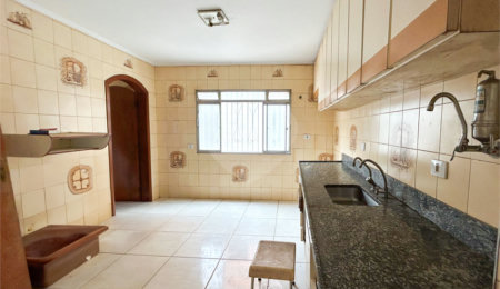 Sobrado à venda com 4 quartos, sendo 3 suítes,  em Vila Libanesa, São Paulo, SP