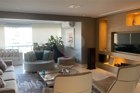 Apartamento na Mooca com 204 m² com vista maravilhosa, sendo 3 suítes e 4vagas.