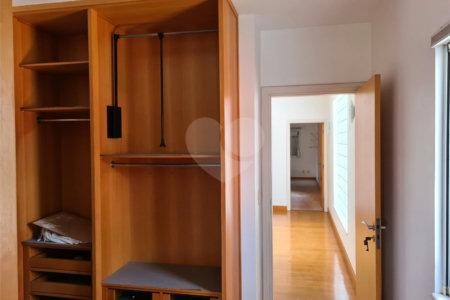 Casa à venda com 6 quartos, sendo 4 suítes, no condomínio Jardim Paulista I, Vinhedo - SP