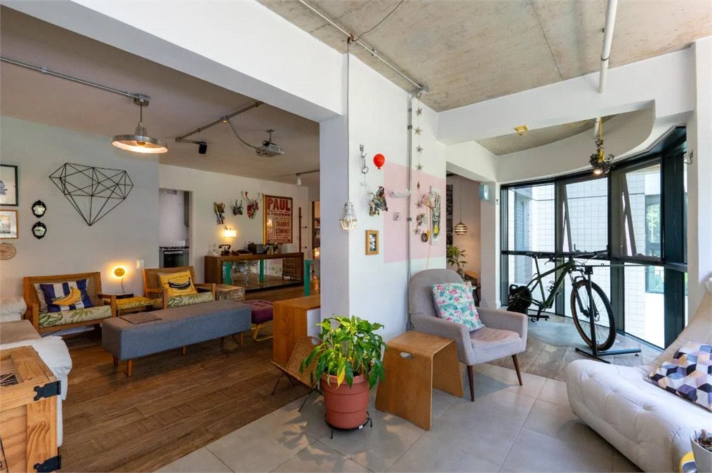 Apartamento à venda com 3 quartos, sendo 1 suíte, em Jardim Morumbi, São Paulo, SP