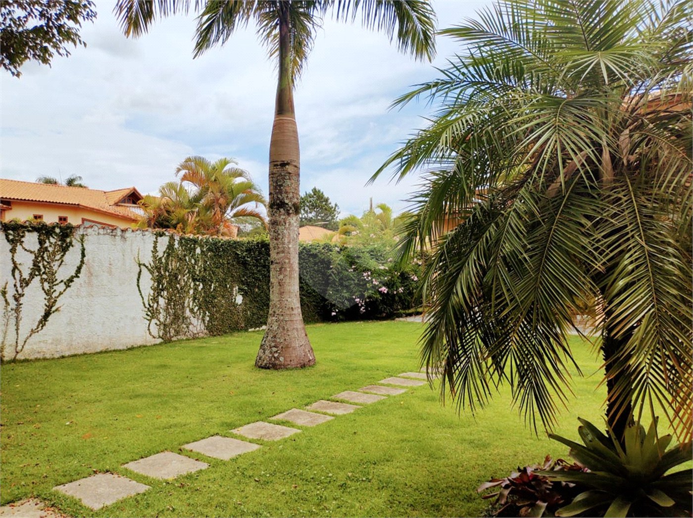 Casa à venda com 4 quartos, sendo 2 suítes, no condomínio Fazendinha Chácara Vale do Rio Cotia, Carapicuíba - SP