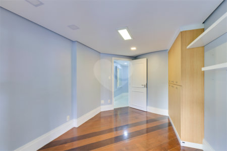 Apartamento à venda com 4 quartos, sendo 3 suítes, em Granja Julieta, São Paulo, SP
