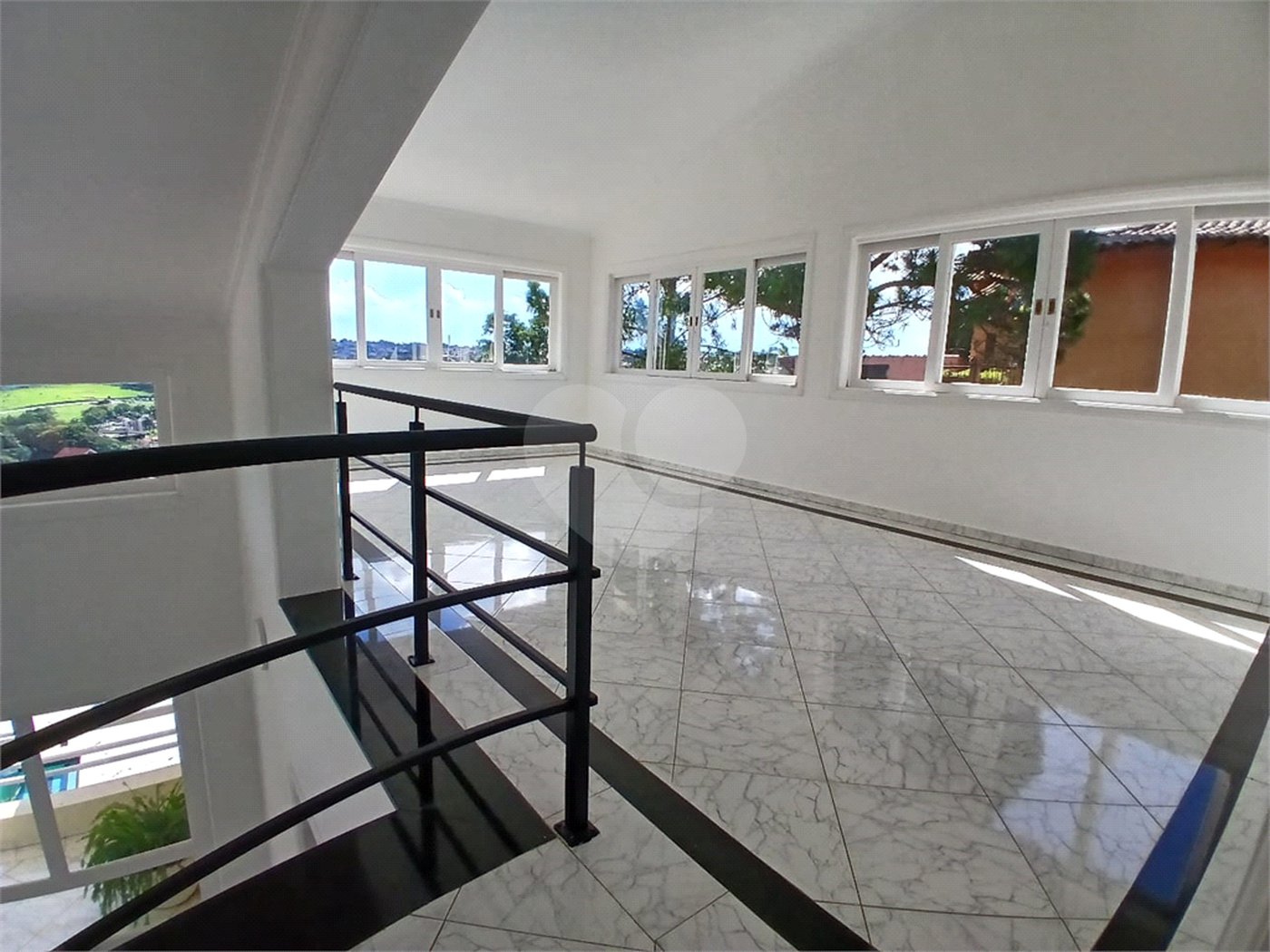 Casa à venda com 4 quartos, sendo 2 suítes, no condomínio Flamboyant, Atibaia - SP