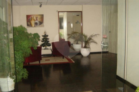 Apartamento com 4 quartos e ampla sala.
