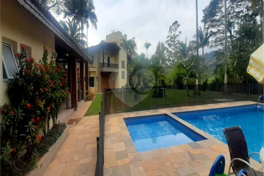Sobrado à venda com 4 suítes em Serra da Cantareira, Mairiporã, SP