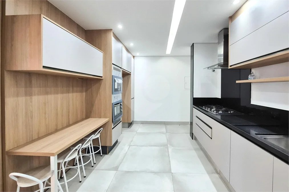 Encante-se com esta sofisticada cobertura no Jardim do Mar! São 4 suítes, piscina privativa, espaço gourmet e 5 vagas. Agende sua visita e surpreenda-se!