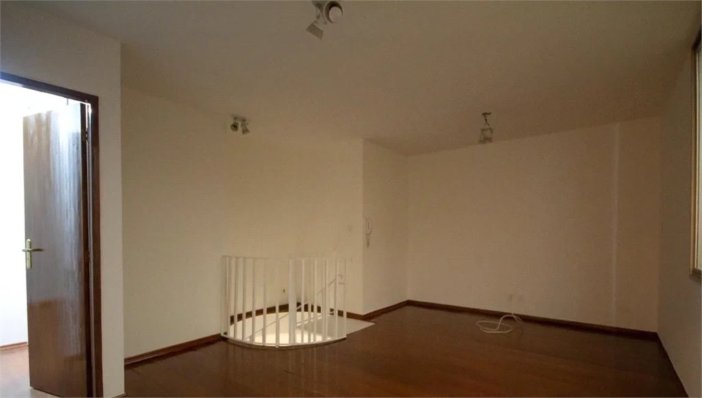Cobertura à venda com 4 quartos, sendo 1 suíte,  em Jardim Londrina, São Paulo, SP