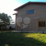 Casa à venda ou para alugar com 3 suítes no condomínio Vilarejo Estoril, Mairiporã - SP