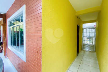 Sobrado à venda com 4 quartos, sendo 1 suíte, em Vila Gilda, Santo André, SP
