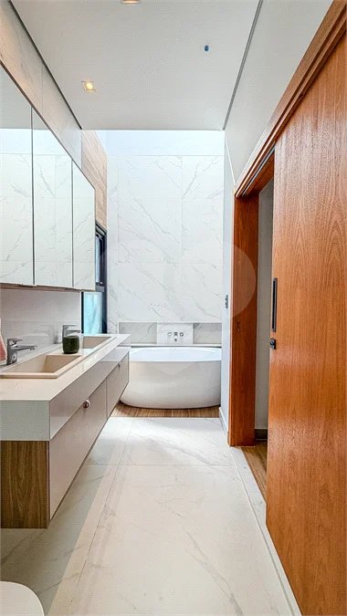 Indaiatuba - HOME DESIGN - Casa Térrea - Condomínio Paradiso - 420 m² de terreno - 307,19 m² de área construída - 3 suítes completas, sendo 1 master com closet planejado e banheira de imersão - Sala de TV reversível para 4ª suíte - Sala de estar ampla e varanda gourmet integrada - Cozinha com móve