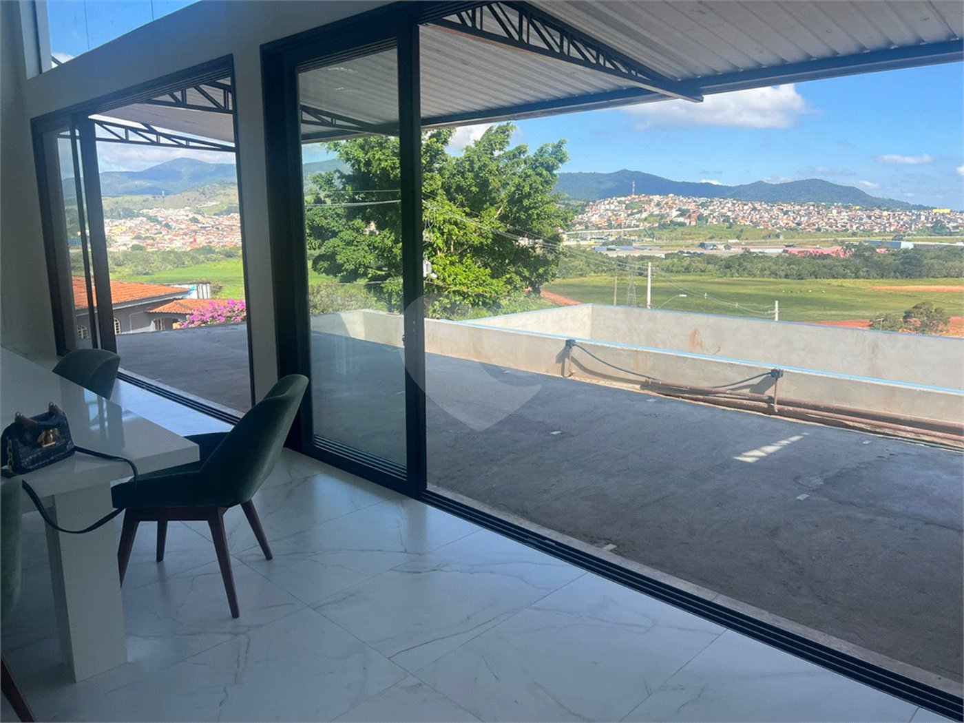 Casa à venda com 3 quartos, sendo 2 suítes,  no condomínio Residencial Alto da Floresta, Bom Jesus dos Perdões - SP