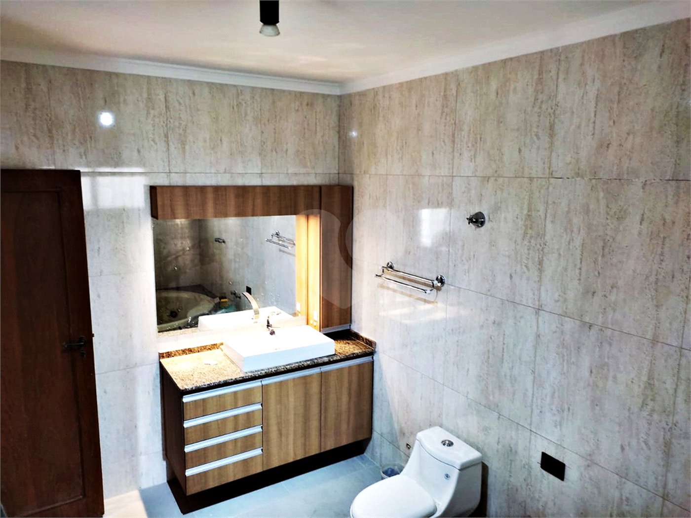Sobrado à venda com 5 quartos, sendo 2 suítes, em Vila Nova Cachoeirinha, São Paulo, SP