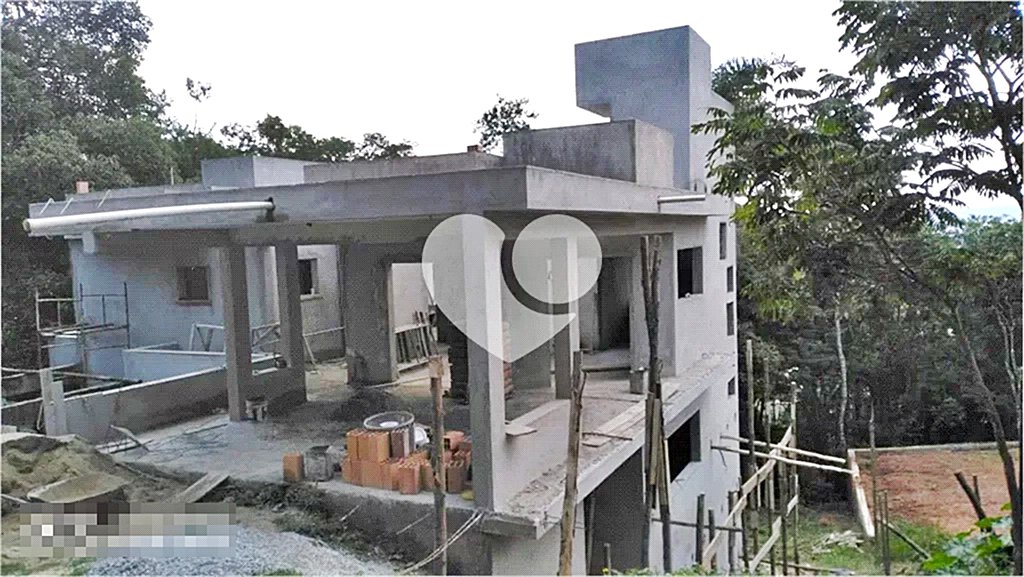 Casa à venda com 4 quartos, sendo 3 suítes, no condomínio Cantareira, Mairiporã - SP