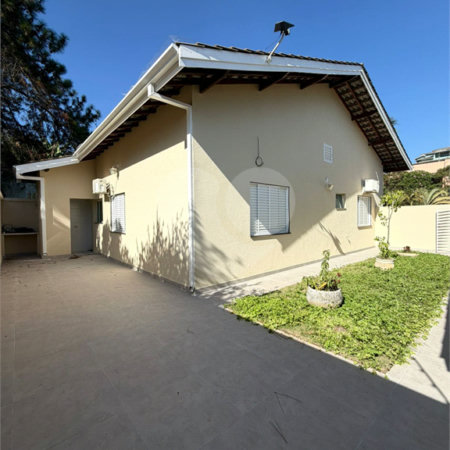 Casa à venda com 3 quartos, sendo 1 suíte, no condomínio Bela Vita, Atibaia - SP