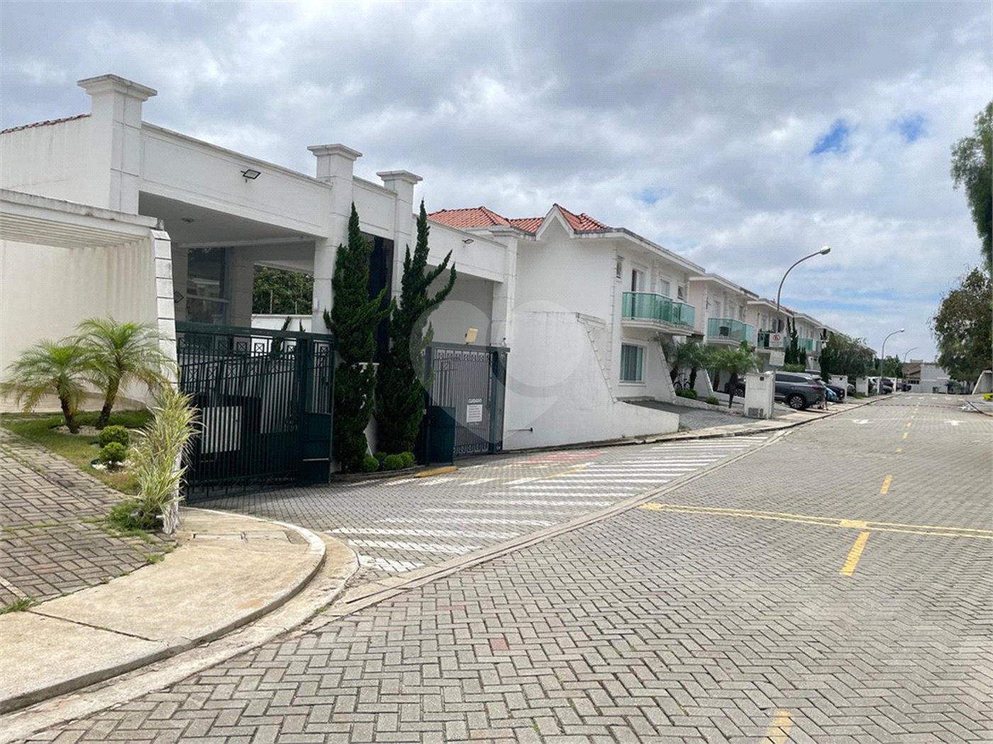 Casa à venda com 3 quartos, sendo 1 suíte,  no condomínio Forest Hills, Guarulhos - SP
