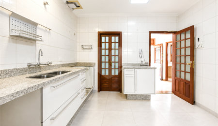 Casa à venda ou para alugar com 4 suítes no condomínio Vila das Emboabas, São Paulo - SP