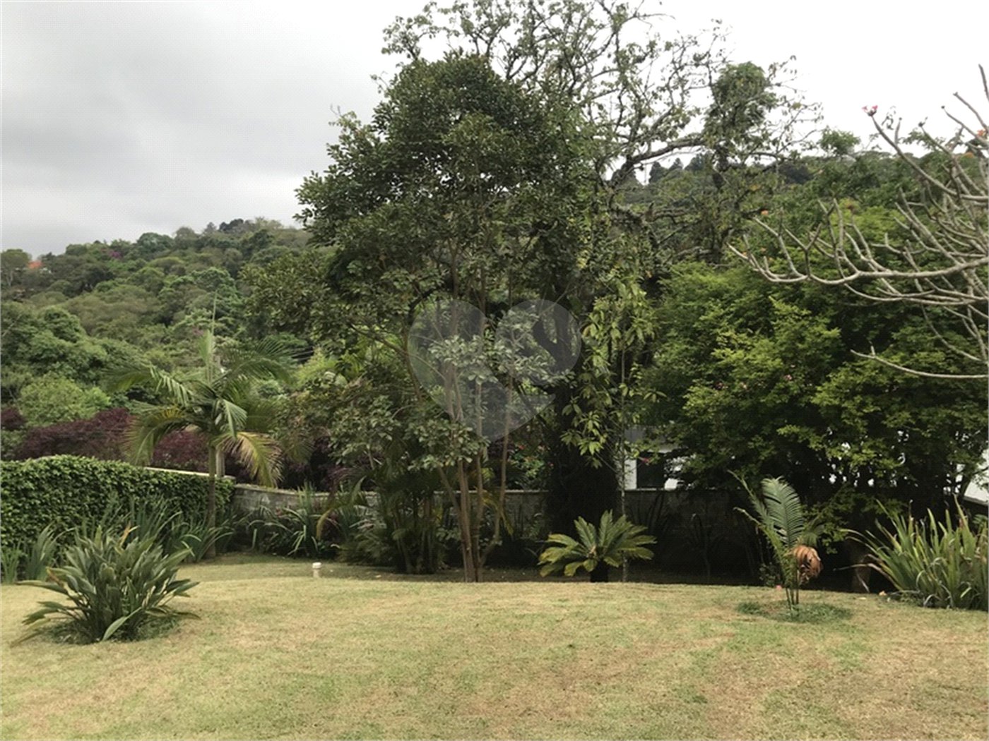 Sobrado à venda com 3 suítes em Serra da Cantareira, Mairiporã, SP