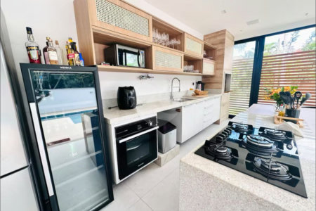 Casa à venda com 6 quartos, sendo 4 suítes,  em Caravelas, Armação dos Búzios, RJ