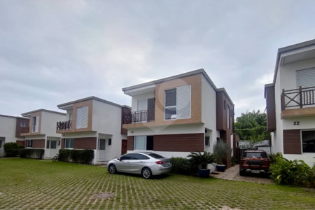 Casa à venda ou para alugar com 4 suítes no condomínio Sambaqui, São Sebastião - SP