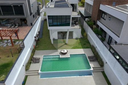 Casa à venda ou para alugar com 4 suítes no condomínio Figueira Garden, Atibaia - SP